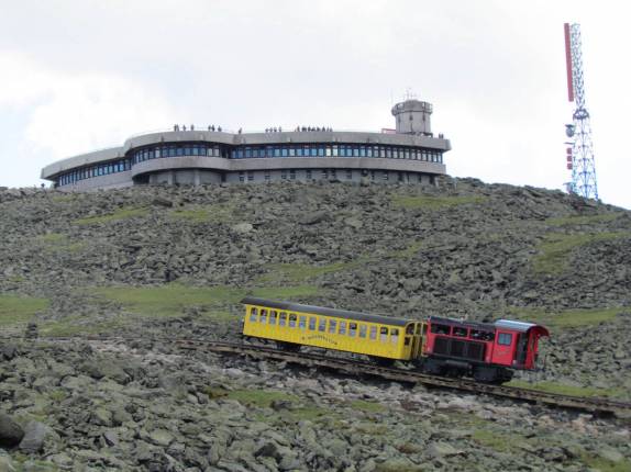 Trem leva turistas ao topo do Mount Washington, nas White Mountains, região de Lincoln, em New Hampshire - Estados Unidos